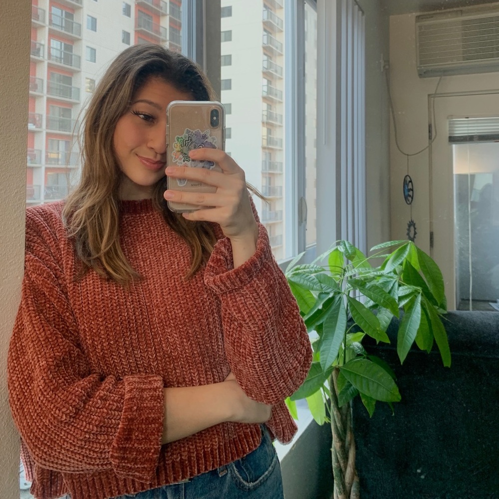 Crushed velvet sweater 🤍